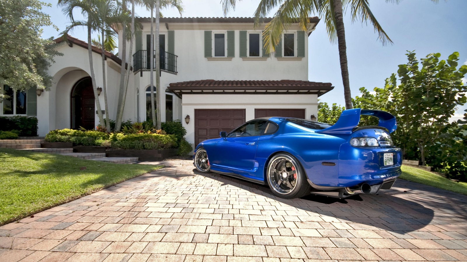 Синее авто у коттеджа обои