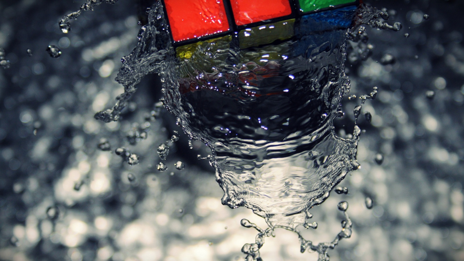 Кубик рубика в воде обои