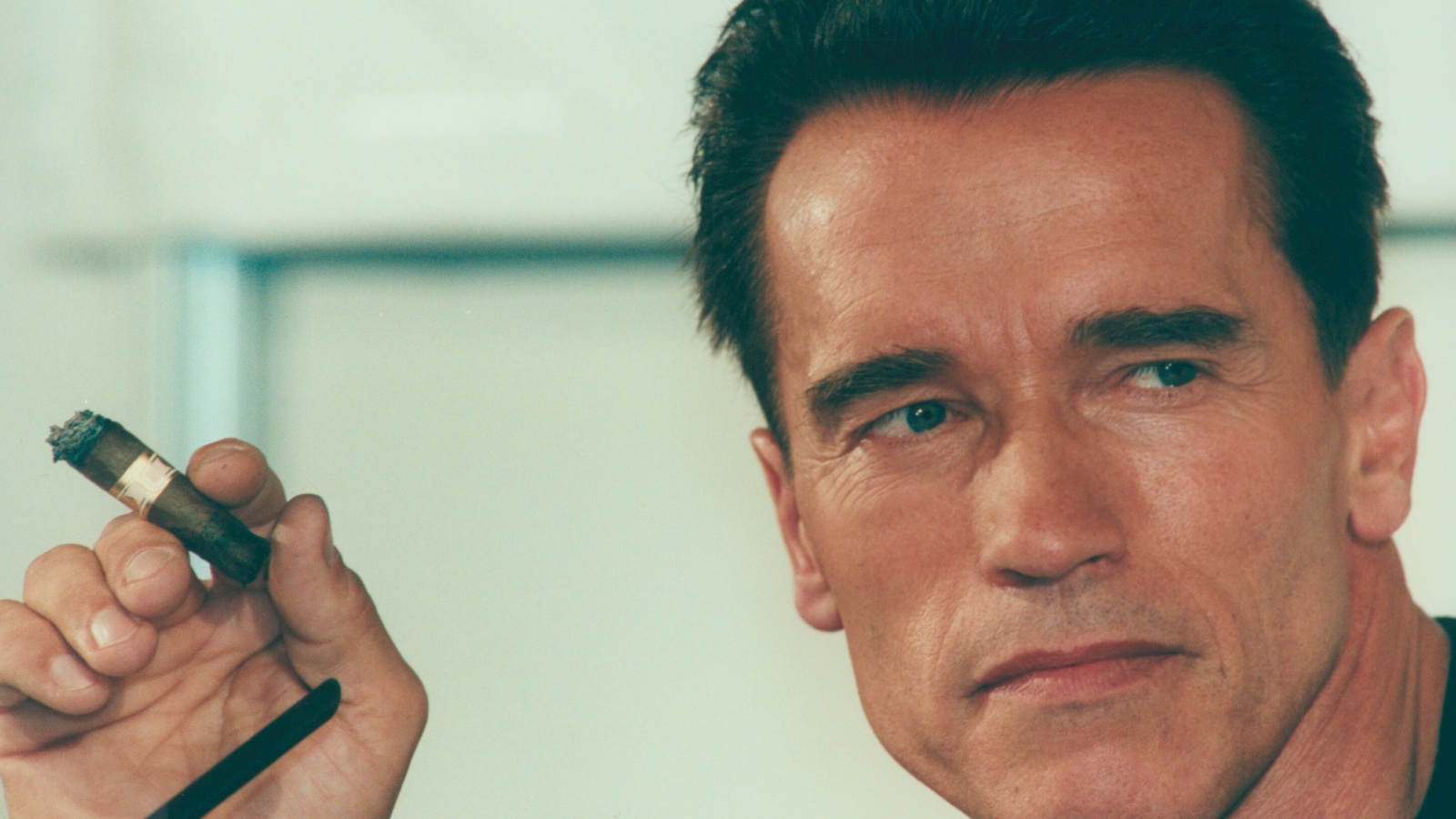 Арнольд Шварцнеггер с сигарой обои