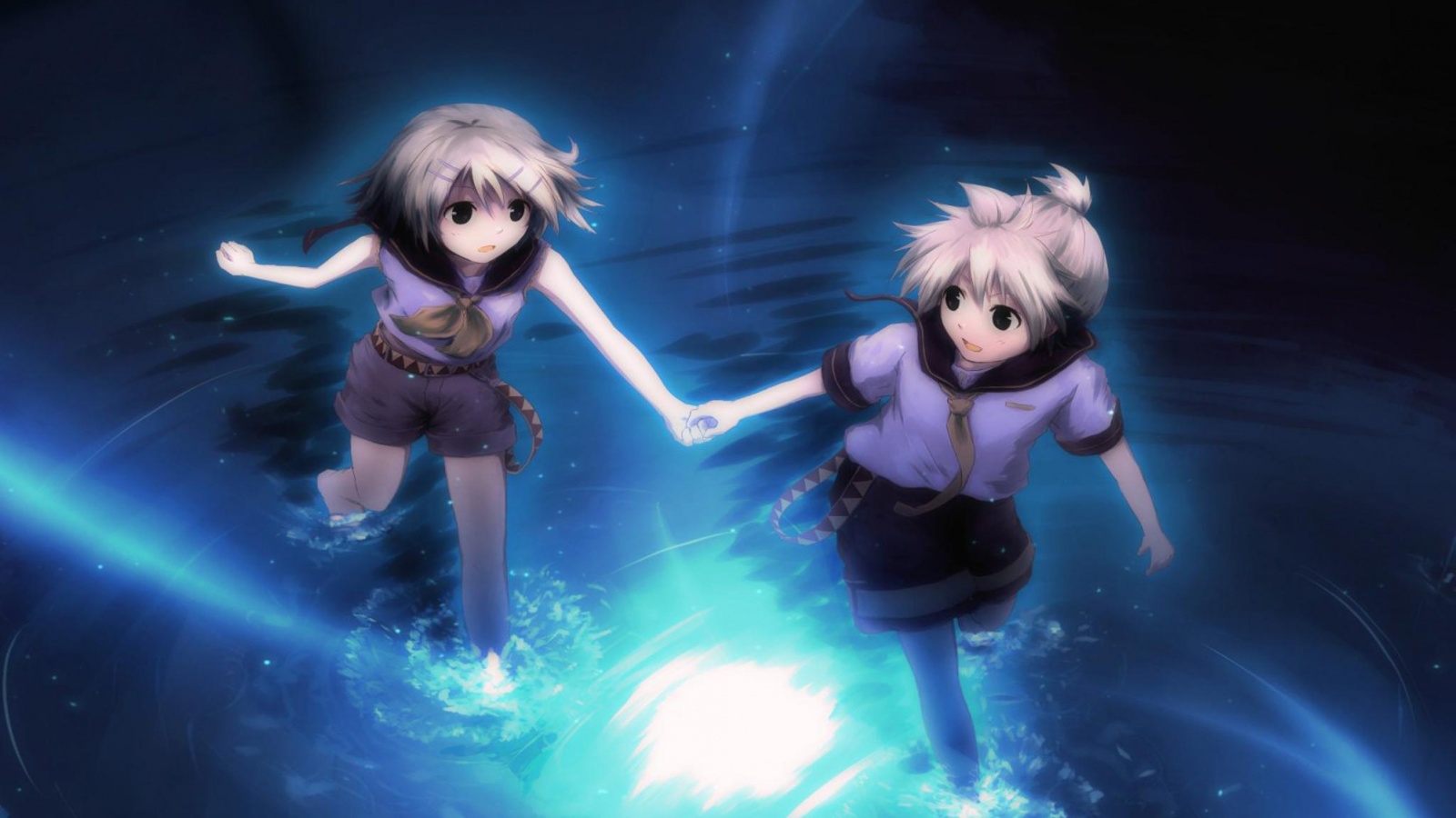 Девочки бегут по воде обои