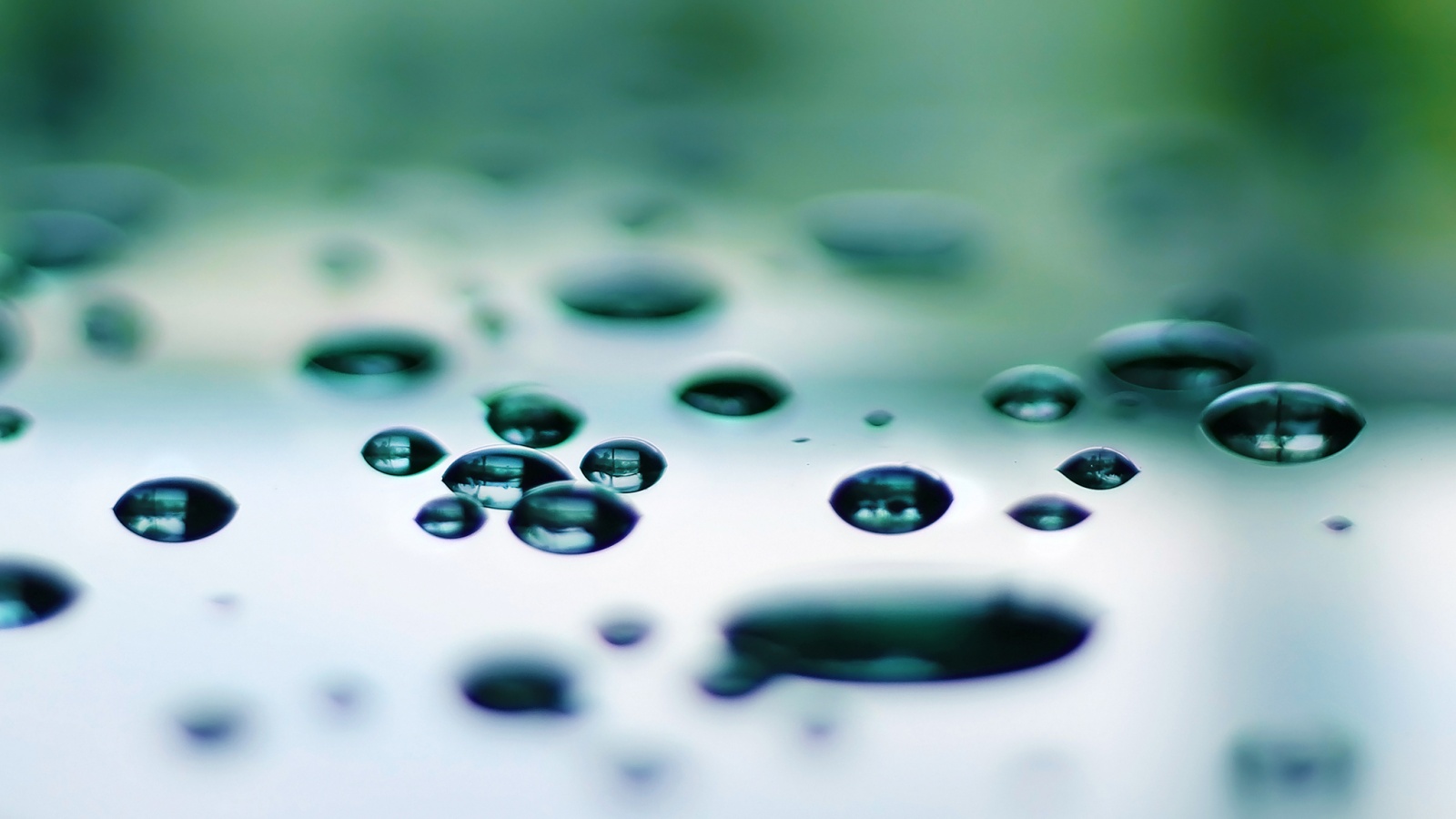 Темные капли на зеркальнйо поверхности обои