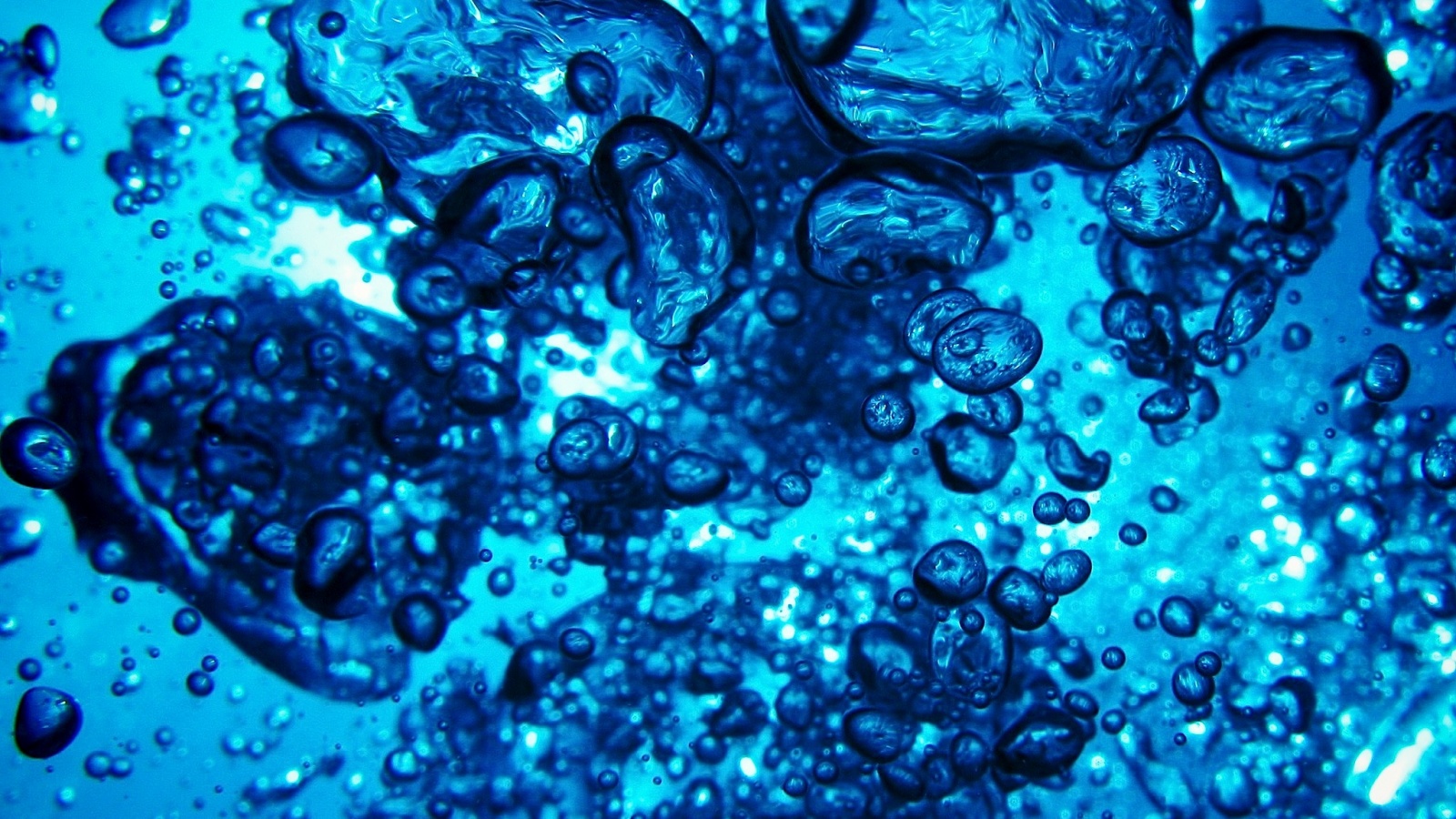Тёмные пузыри в воде обои
