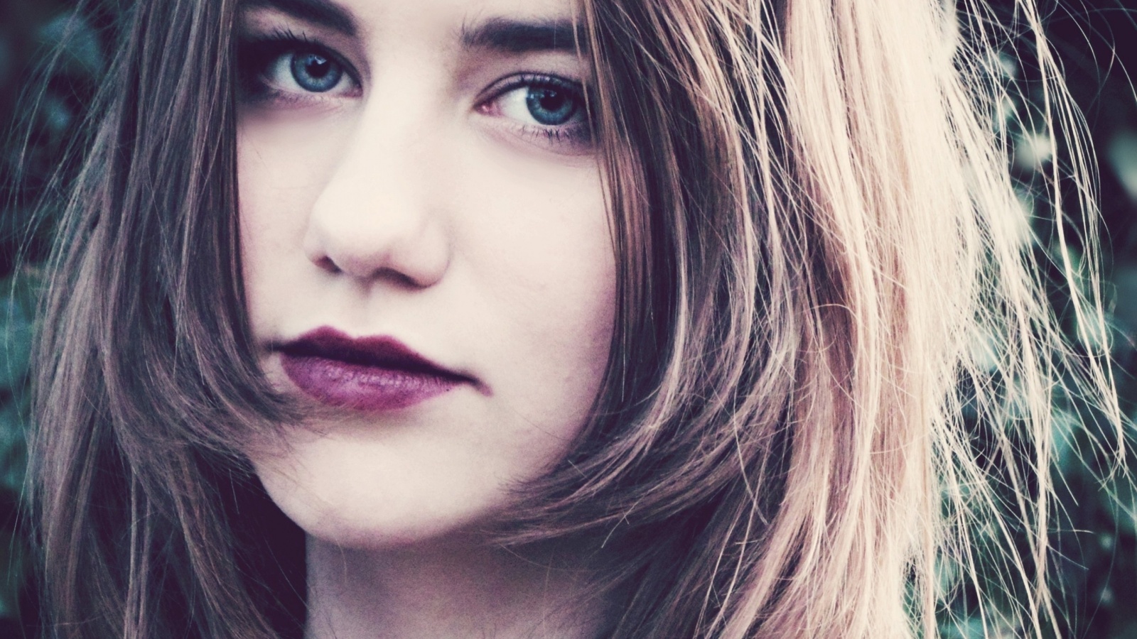 Взгляд голубоглазой девушки обои