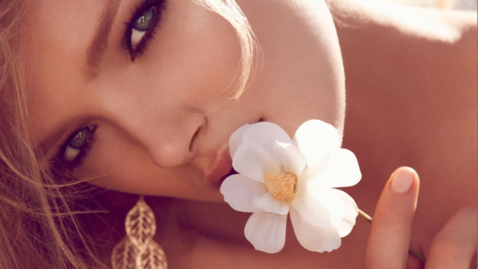 Красавица с белым цветком обои