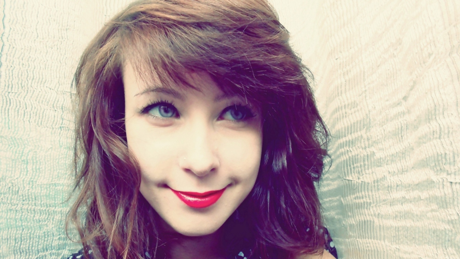 Харизматичная брюнетка обои