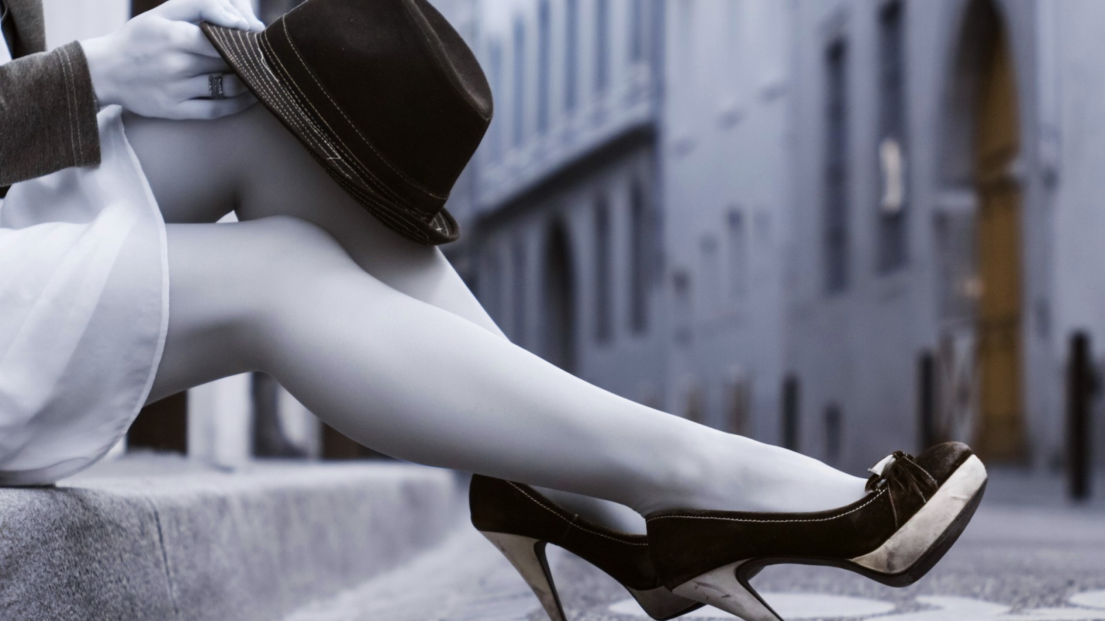 Сидящая на тротуаре обои