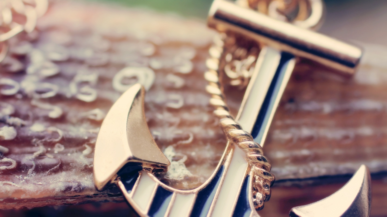 Кулон в виде якоря обои