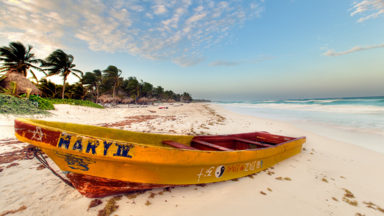 Лодка на берегу моря MARY IV обои