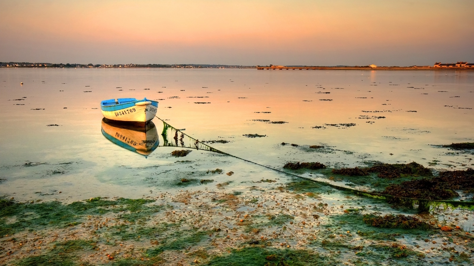 Лодка на илистом берегу обои